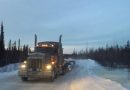 Camion sur une route d'hiver aux Territoires du Nord-Ouest.