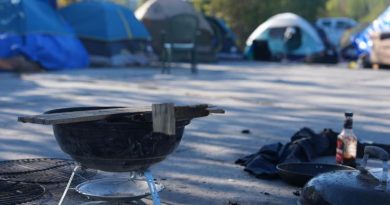 Barbecue sur un terrain de stationnement, avec des tentes au loin, le 6 septembre 2024, à Yellowknife.