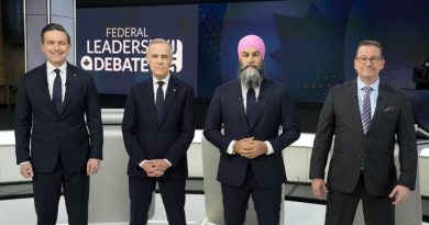Les quatre chefs sur le plateau du débat.