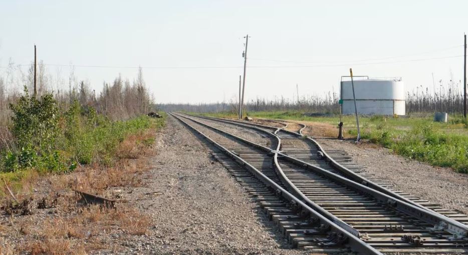Chemin de fer en été, à Enterprise en août 2024.