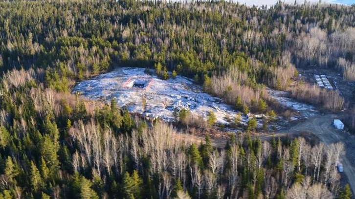 Vue aérienne d'un dépôt de lithium au milieu de la forêt en hiver près de Kenora.