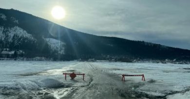 Le fleuve Yukon gelé avec des barrières, le 7 avril 2025.