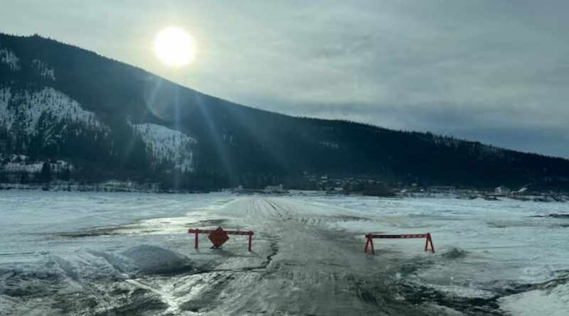 Le fleuve Yukon gelé avec des barrières, le 7 avril 2025.