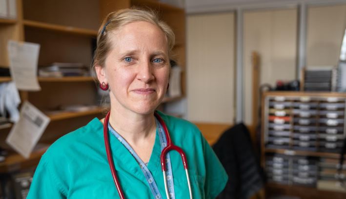 Portrait de la médecin.