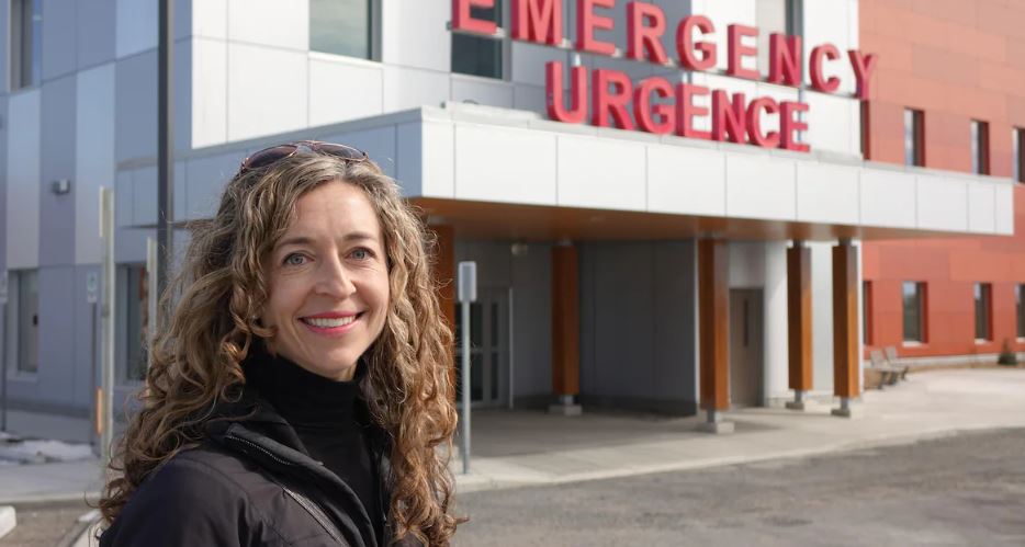 L'urgentologue Courtney Howard devant les urgences de l'hôpital de Stanton.