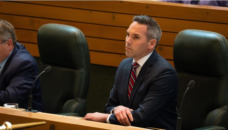 Currie Dixon dans son siège à l'Assemblée législative du Yukon.