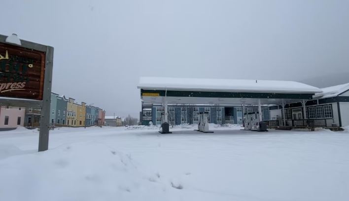 Une station-service dans un localité enneigée, le 1er avril 2025.