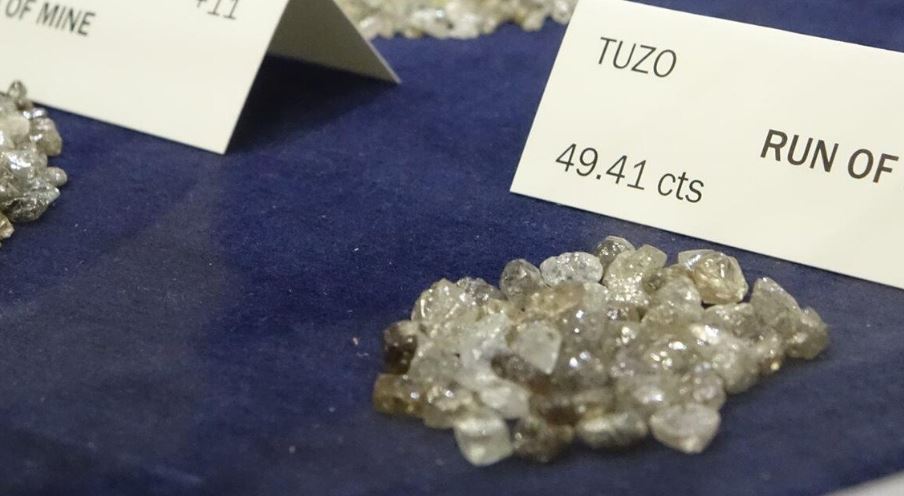 Des diamants bruts sur un tapis.