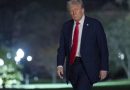 Donald Trump marche dans la pénombre à l'extérieur.