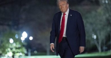 Donald Trump marche dans la pénombre à l'extérieur.