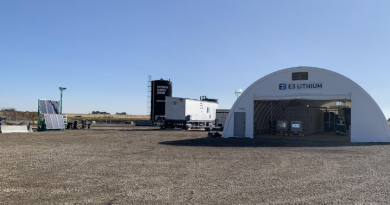 Vue d'ensemble du site d'extraction du lithium d'E3 qui comprend une grande tente et des réservoirs.