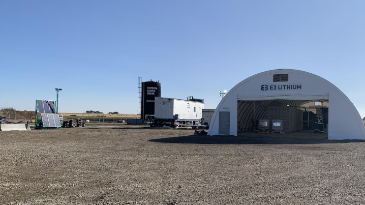 Vue d'ensemble du site d'extraction du lithium d'E3 qui comprend une grande tente et des réservoirs.