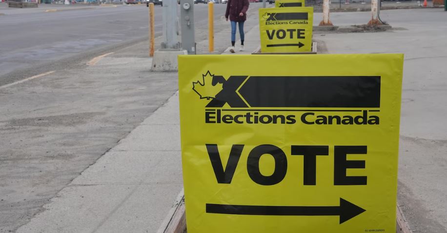 Des pancartes d'Élections Canada sur une rue de Whitehorse, au Yukon, le 28 avril 2025.