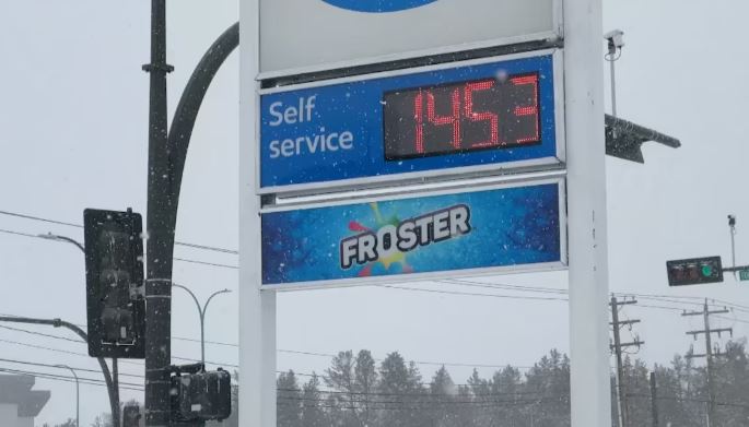 Enseigne d'une station d'essence affichant un prix de 1,45$ le litre, le 1er avril 2025.