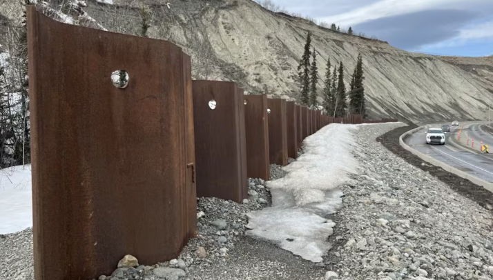 Un mur le long d'une route.