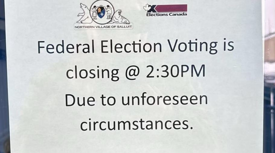 Une affiche collée sur la porte du bureau de vote de Salluit, au Nunavik, le 28 avril 2025.