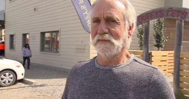 Un homme devant un magasin d'animaux de compagnie.