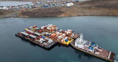 Le navire Henry Christoffersen de MTS arrive à Ulukhaktok (T.N.-O.) en septembre 2023. En 2024, les barges quitteront Tuktoyaktuk (T.N.-O.) pour apporter du carburant et d'autres produits secs aux communautés de la côte arctique et du fleuve Mackenzie.