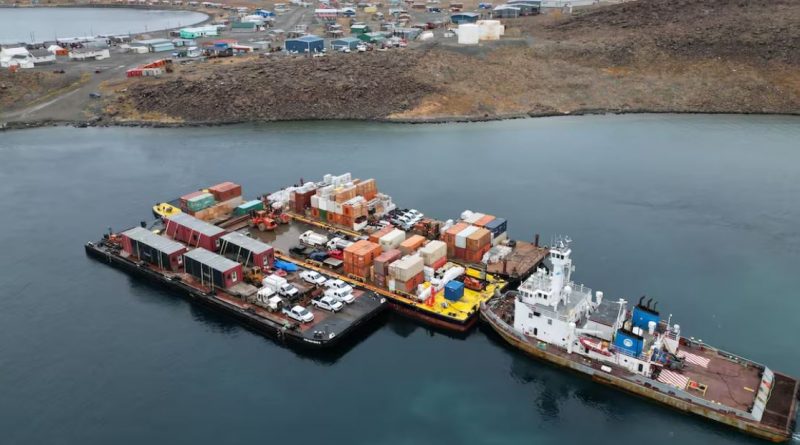 Le navire Henry Christoffersen de MTS arrive à Ulukhaktok (T.N.-O.) en septembre 2023. En 2024, les barges quitteront Tuktoyaktuk (T.N.-O.) pour apporter du carburant et d'autres produits secs aux communautés de la côte arctique et du fleuve Mackenzie.
