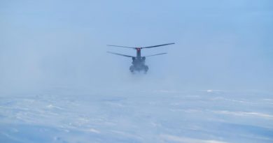 Un hélicoptère militaire se pose sur un lac gelé, le 1er mars 2025.