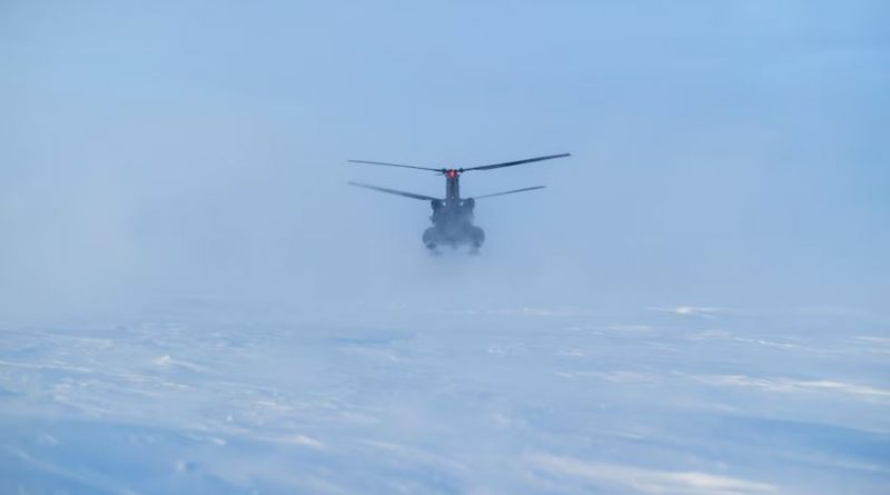 Un hélicoptère militaire se pose sur un lac gelé, le 1er mars 2025.