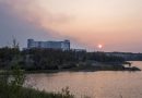 De la fumée surplombe l'hôpital territorial Stanton de Yellowknife, le 15 août 2023.