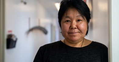 Portrait d'Alasie Iqiquq, avec les cheveux noir.