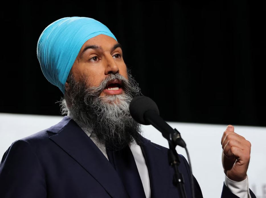 Singh refuse de répondre aux questions de certains journalistes Jagmeet Singh répond aux questions au micro.