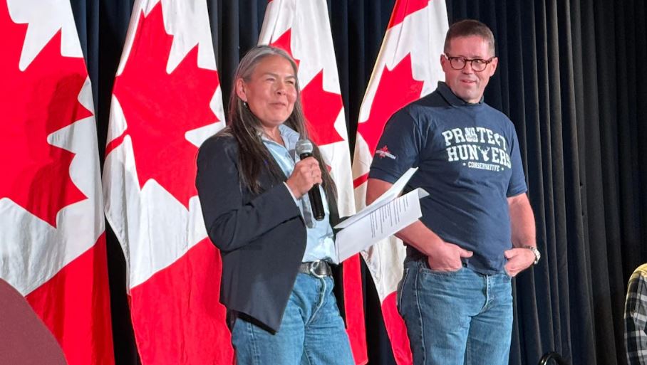 Kimberly Fairman à l'avant de drapeaux canadiens.