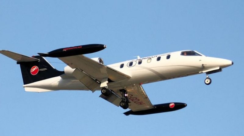 Un bimoteur de la compagnie aérienne Keewatin Air vole dans le ciel.