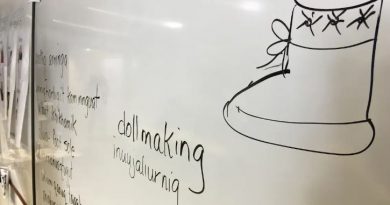 Des mots en inuinnaqtun sont écrits sur un tableau.