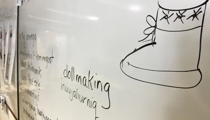 Des mots en inuinnaqtun sont écrits sur un tableau.