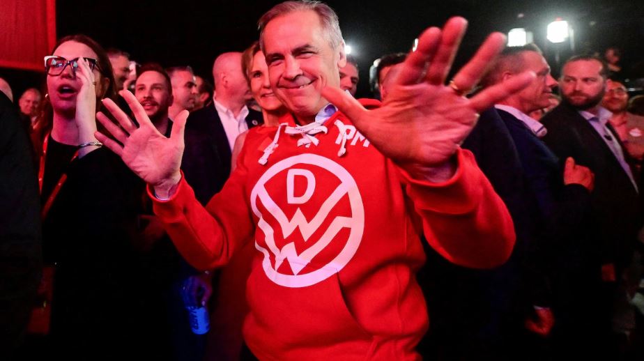 Le libéral Mark Carney célébrant sa victoire avec ses partisans à Ottawa.