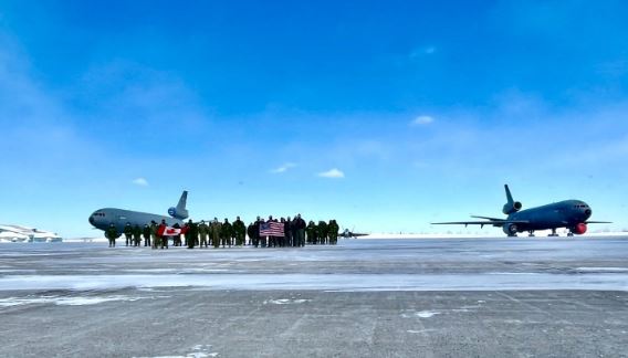 Deux avions avec des militaires canadiens et américains