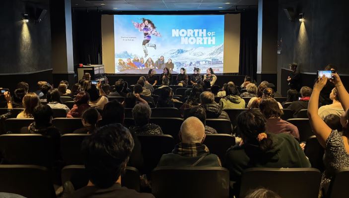 Des spectateurs sont assis dans une salle du cinéma Astro Hill Theatre, à Iqaluit, au Nunavut, le 16 décembre 2024.