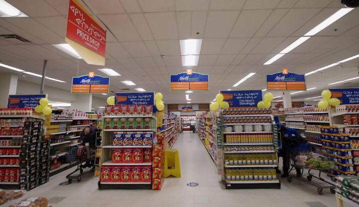 Des rangées d'épicerie, à Iqaluit, au Nunavut, le 15 décembre 2023.