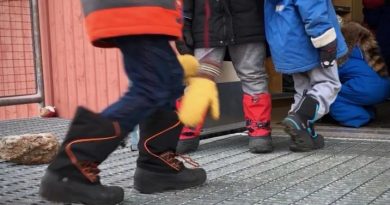 Des enfants entrent dans leur école