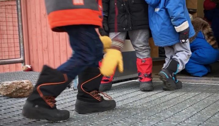 Des enfants entrent dans leur école