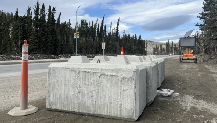 Des blocs de béton le long de la route Robert-Service.