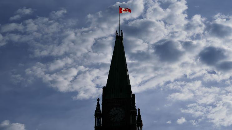 La tour de la Paix de la colline du Parlement, ombragée.