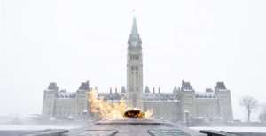 Plan large de la Flamme du centenaire avec le bâtiment du Parlement derrière