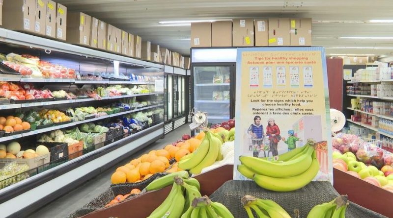 Une rangée de légumes à l'épicerie de Kuujjuaq.