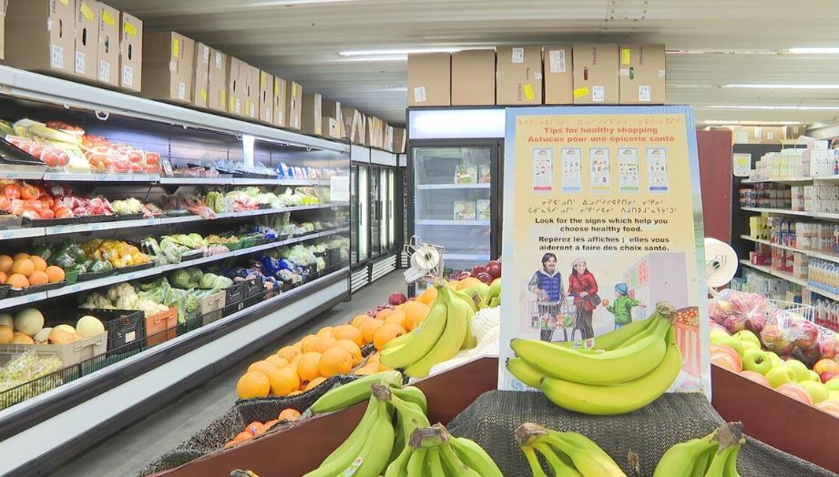 Une rangée de légumes à l'épicerie de Kuujjuaq.