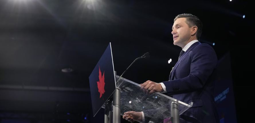 Le chef conservateur Pierre Poilievre s'adresse à ses partisans sur scène.