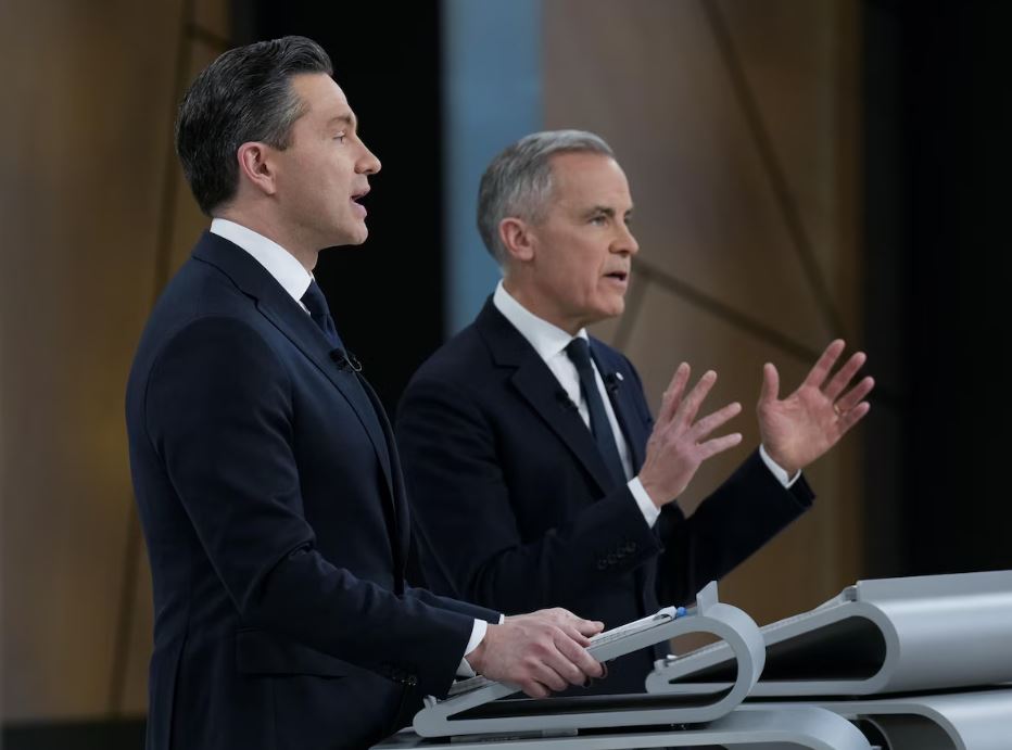 Les deux hommes parlent sur le plateau du débat.