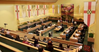 Vue d'ensemble de la salle où siègent les députés.