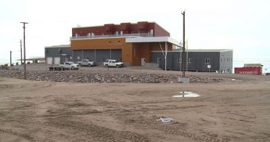 Le bâtiment extérieur du centre de santé de Naujaat, dans le centre du Nunavut.