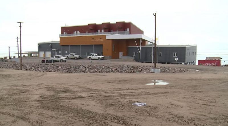 Le bâtiment extérieur du centre de santé de Naujaat, dans le centre du Nunavut.