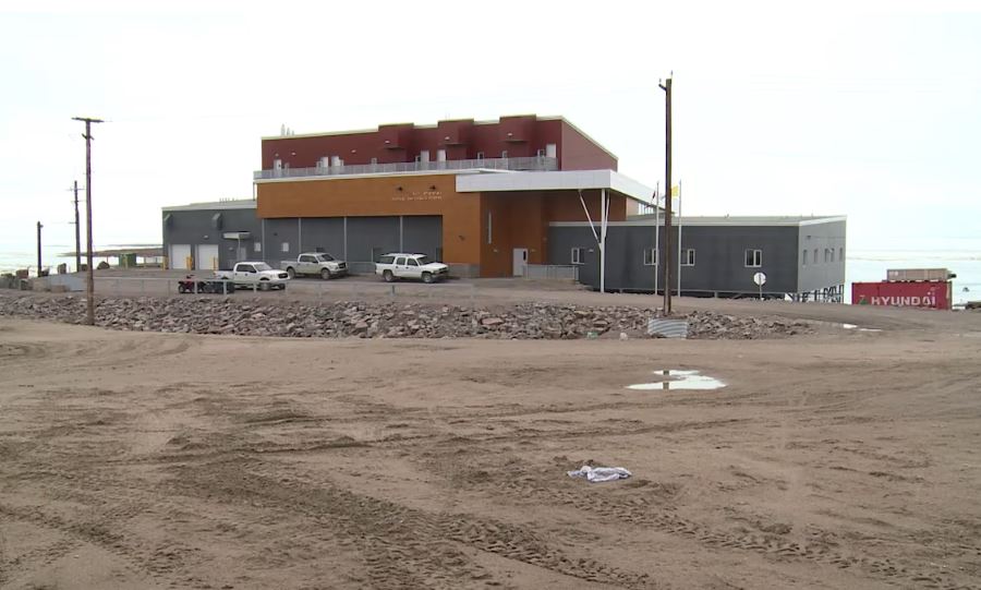 Le bâtiment extérieur du centre de santé de Naujaat, dans le centre du Nunavut.