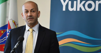 Le premier ministre du Yukon en conférence de presse.